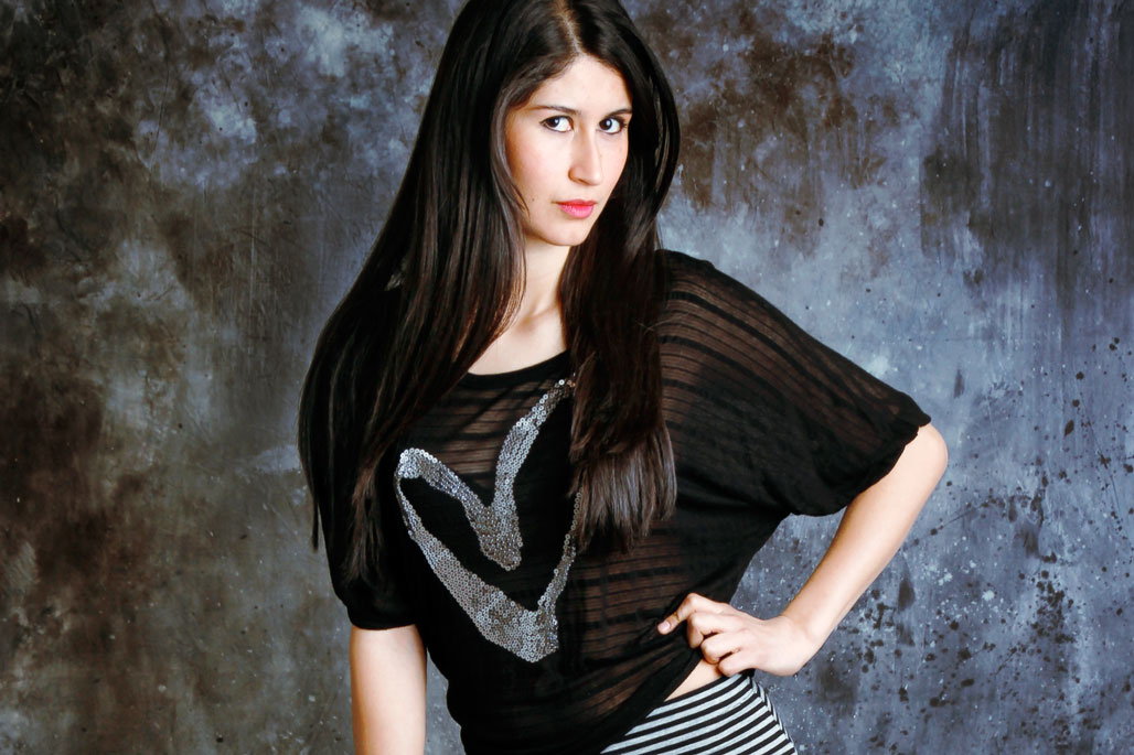 Shooting Full-length Poses in a Small Studio