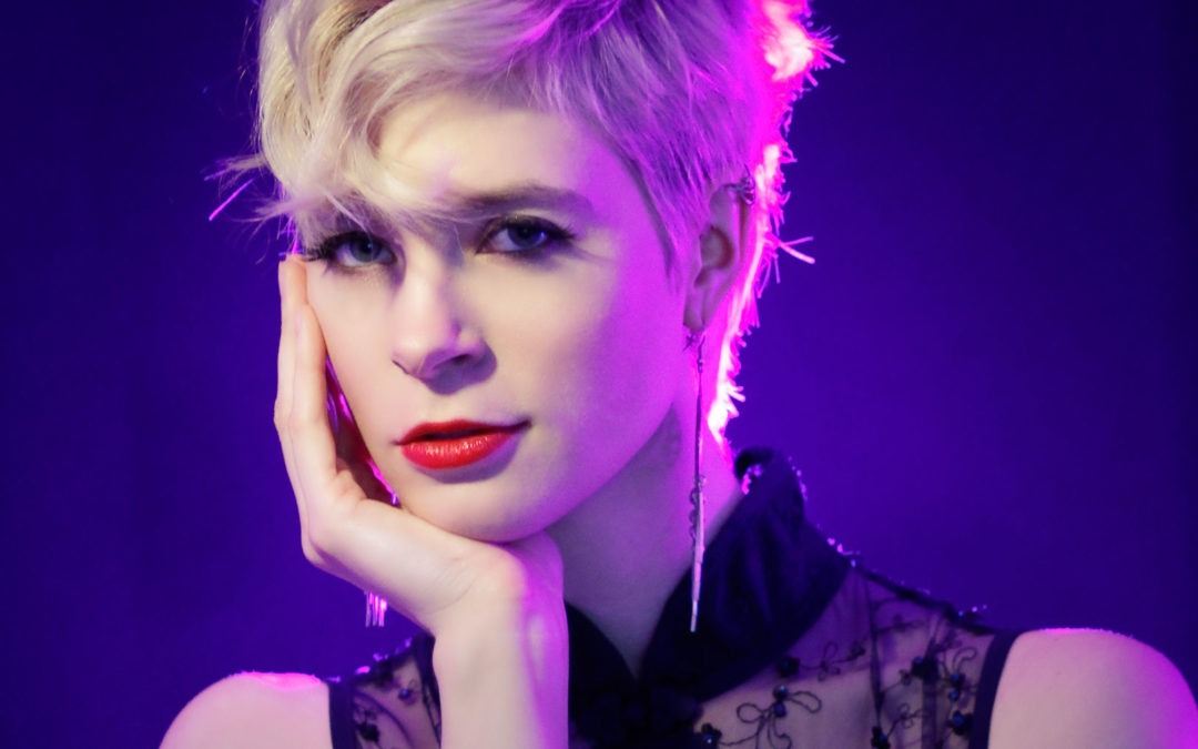 Glamour Photography with a Light Bulb?