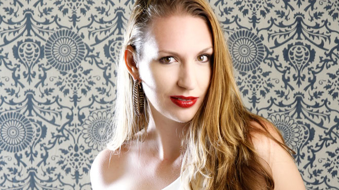 Tricky Tuesday: Shooting Glamour Photography with Umbrellas